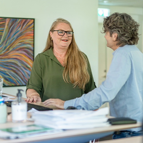 Leder taler med kollega om at bevare balancen