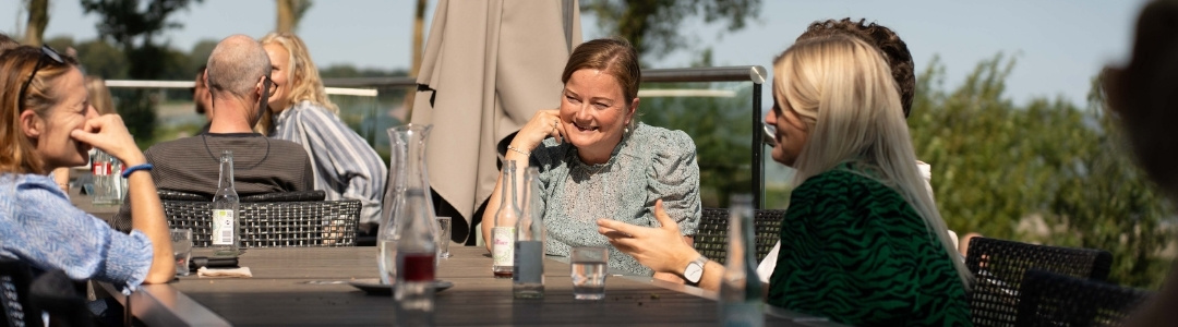 Kolleger taler sammen