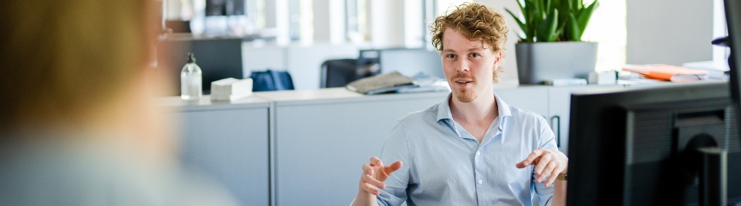 Tre smilende kolleger fra Human House arbejder sammen