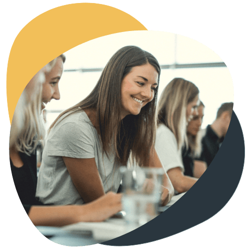 Glad og smilende kursist på arbejdsmiljøuddannelsen