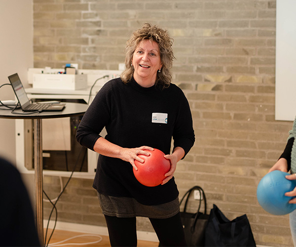 Glad kvinde laver funktionel hjernetræning