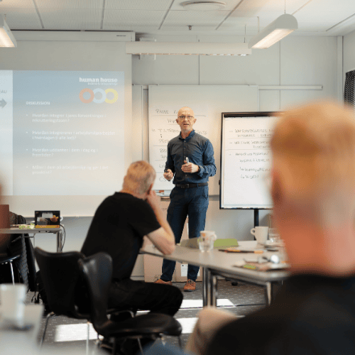 Konsulent står ved tavle