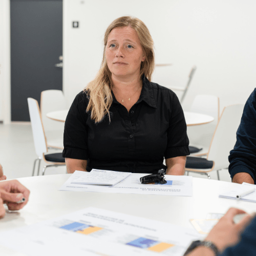 Konsulent sidder ved et bord