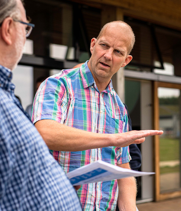Mand taler med kollega om Lederens Versatilitetsindeks (LVI)