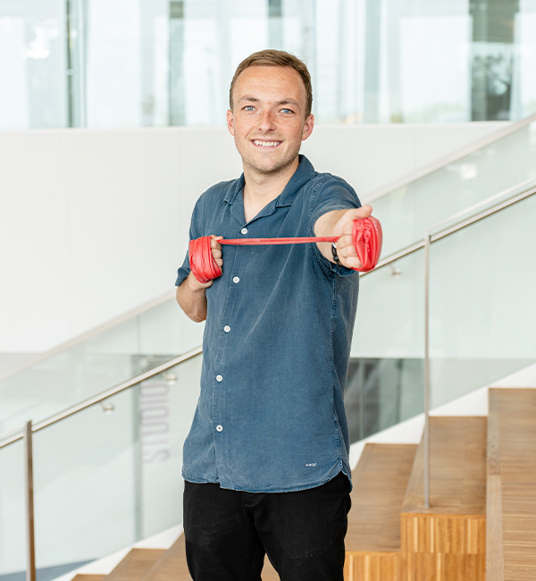 Konsulent fra Human House træner med rød træningselastik