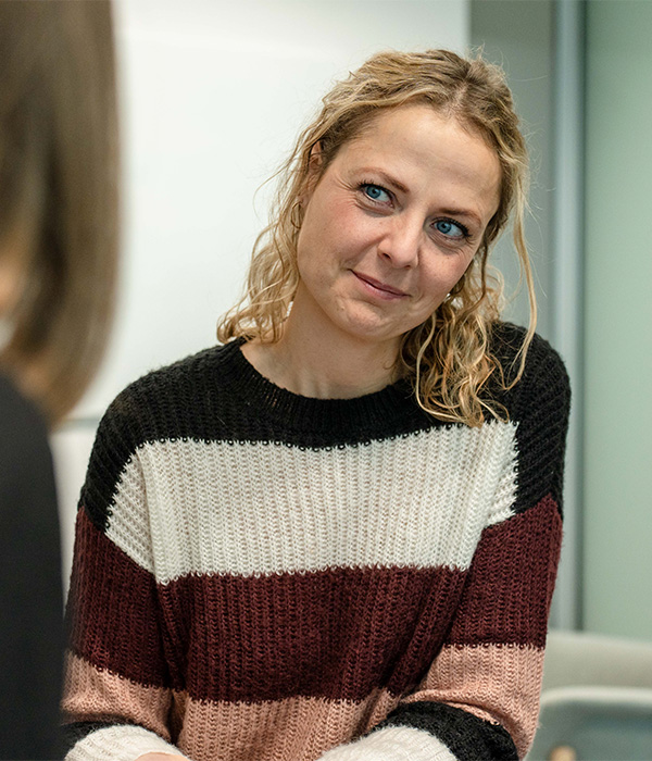 Kvinde får en høreundersøgelse