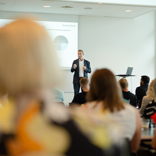 Konsulent fra Human House taler om samarbejds- og teamudvikling