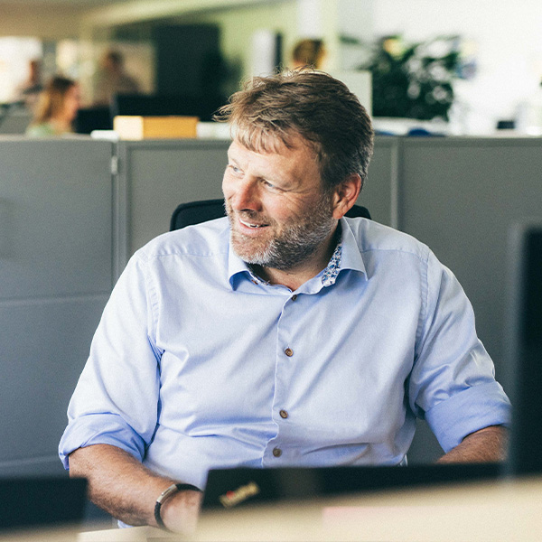 Midaldrende, glad mand taler med kollega