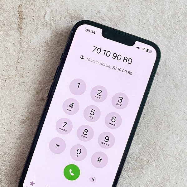 Mobiltelefon med indkodet nummer til Human House