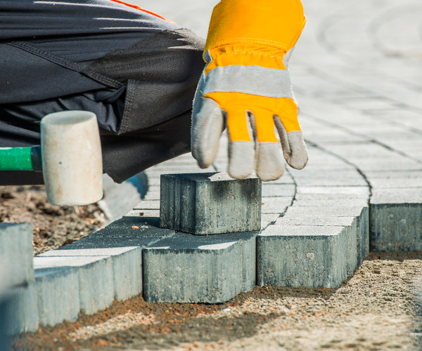 Tunge løft på arbejdet - brolægger