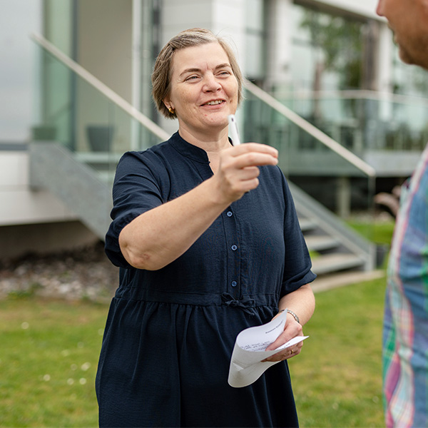Konsulent fra Human House leder arbejdsmiljødrøftelse