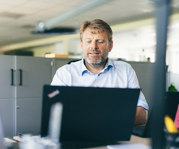 Tekniker fra Human House foran computer