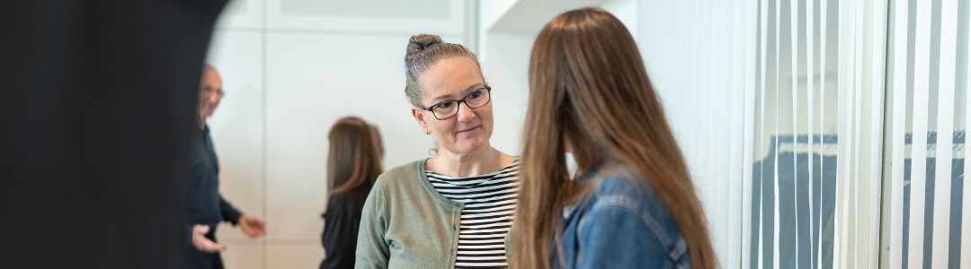 Leder taler med medarbejder om sygefravær