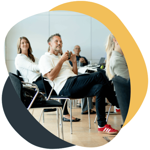 Mand drikker kaffe på supplerende uddannelse