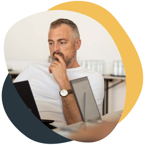 Tænksom deltager på online arbejdsmiljøuddannelse Human House